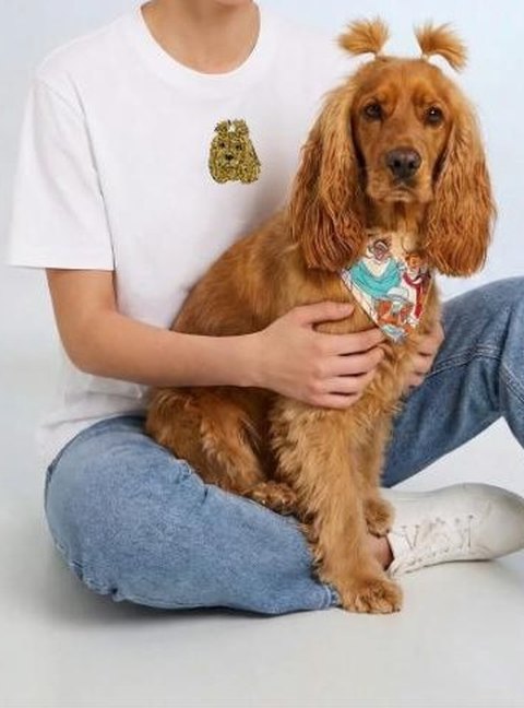 Göğsünde köpek portresi nakışlı beyaz tişört; köpek kucakta
