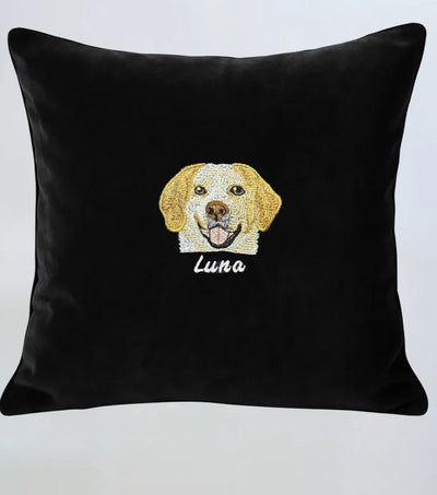 Luna'nın portresi nakışlanmış siyah kadife kırlent